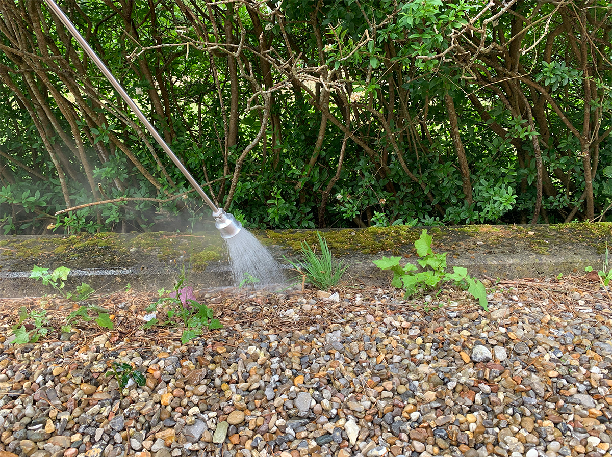 Ukrudtsbekæmpelse med varmt vand - før og efter behandling